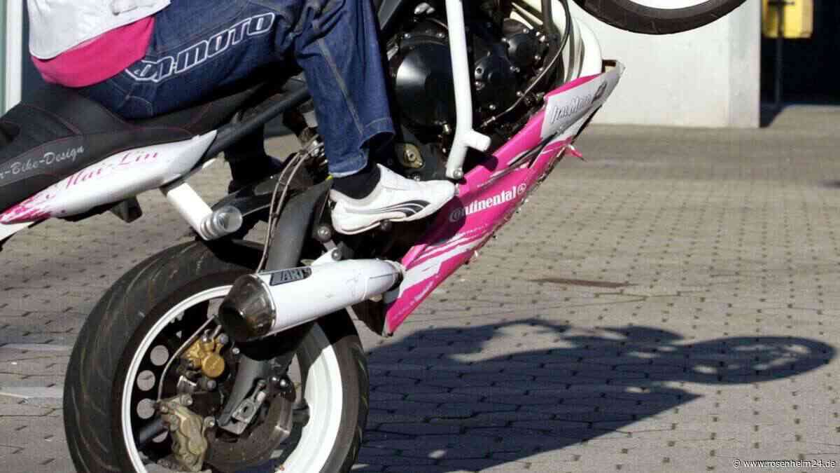 Nur auf dem Hinterreifen: Raser (18) flieht in Bayern mit 186 km/h vor Polizei