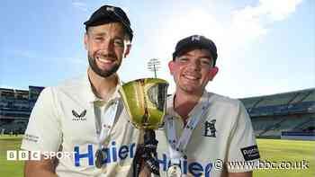 Bamber signs new deal with champions Warwickshire