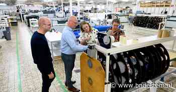 Nog één keer terug naar ‘hun’ fotofabriek in Steenbergen: ‘Ik heb mijn vrouw hier leren kennen’