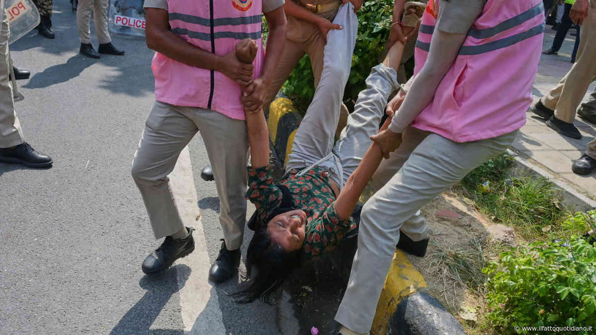 Migliaia di arresti in India per le proteste del Partito degli scarafaggi. L’Onu: “Rilasciare immediatamente i manifestanti”