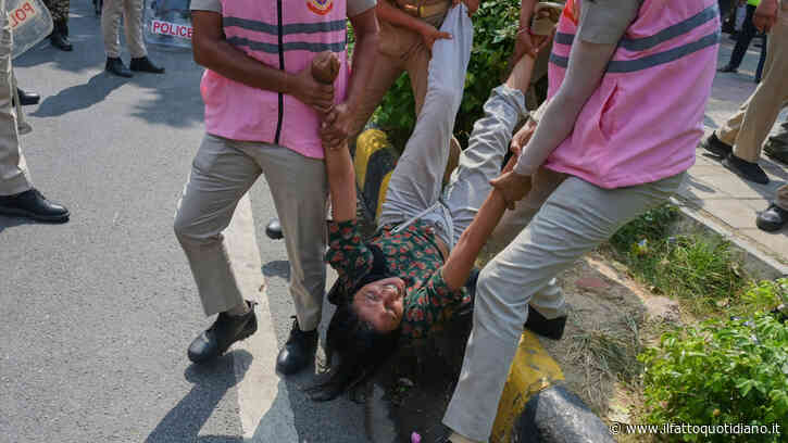 Migliaia di arresti in India per le proteste del Partito degli scarafaggi. L’Onu: “Rilasciare immediatamente i manifestanti”