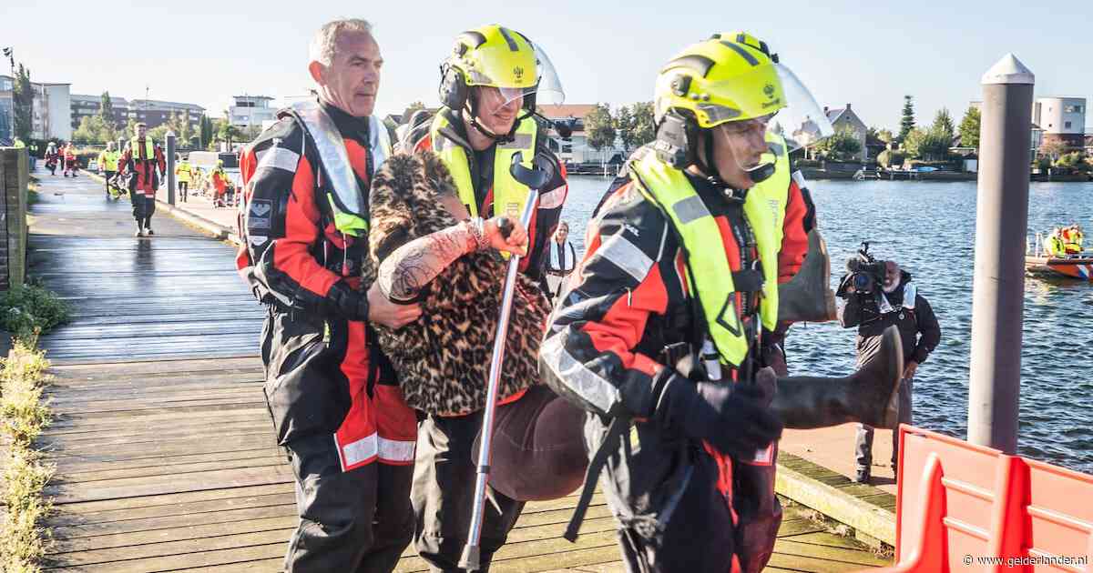 Het water dreigt Cuijk te verzwelgen, maar één vrouw weigert haar klapstoel te verlaten: ‘Ik ga die boot niet in!’
