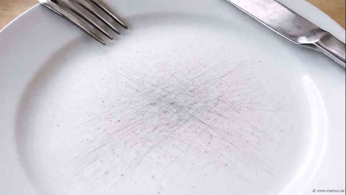 Graue Striche auf Tellern? Mit diesen Hausmitteln verschwindet Besteckabrieb direkt