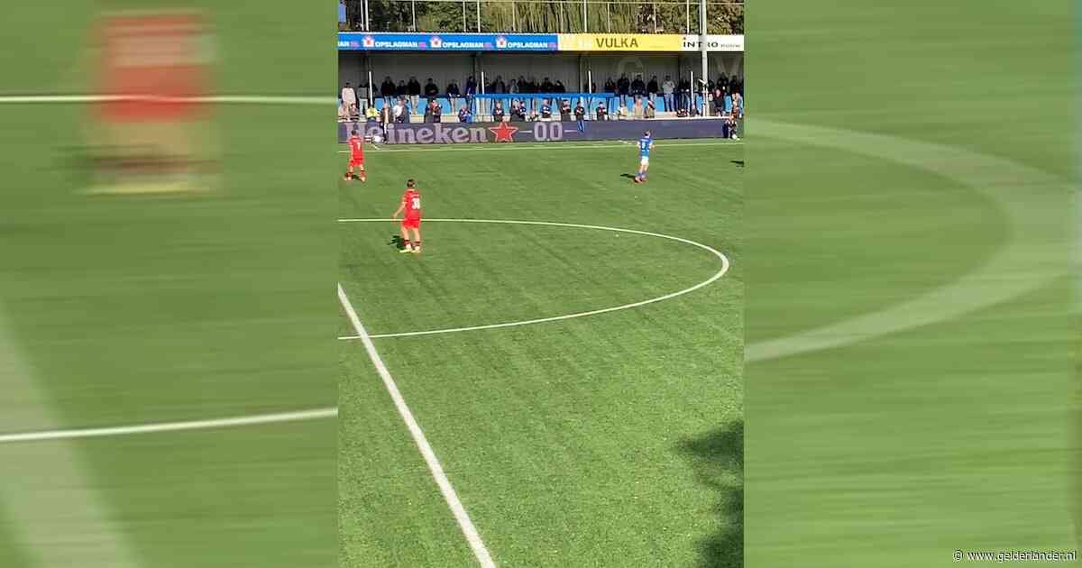 KIJK | GVVV-voetballer Quincy Veenhoof maakt wereldgoal van eigen helft