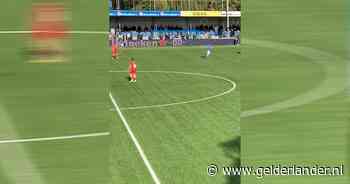 KIJK | GVVV-voetballer Quincy Veenhoof maakt wereldgoal van eigen helft