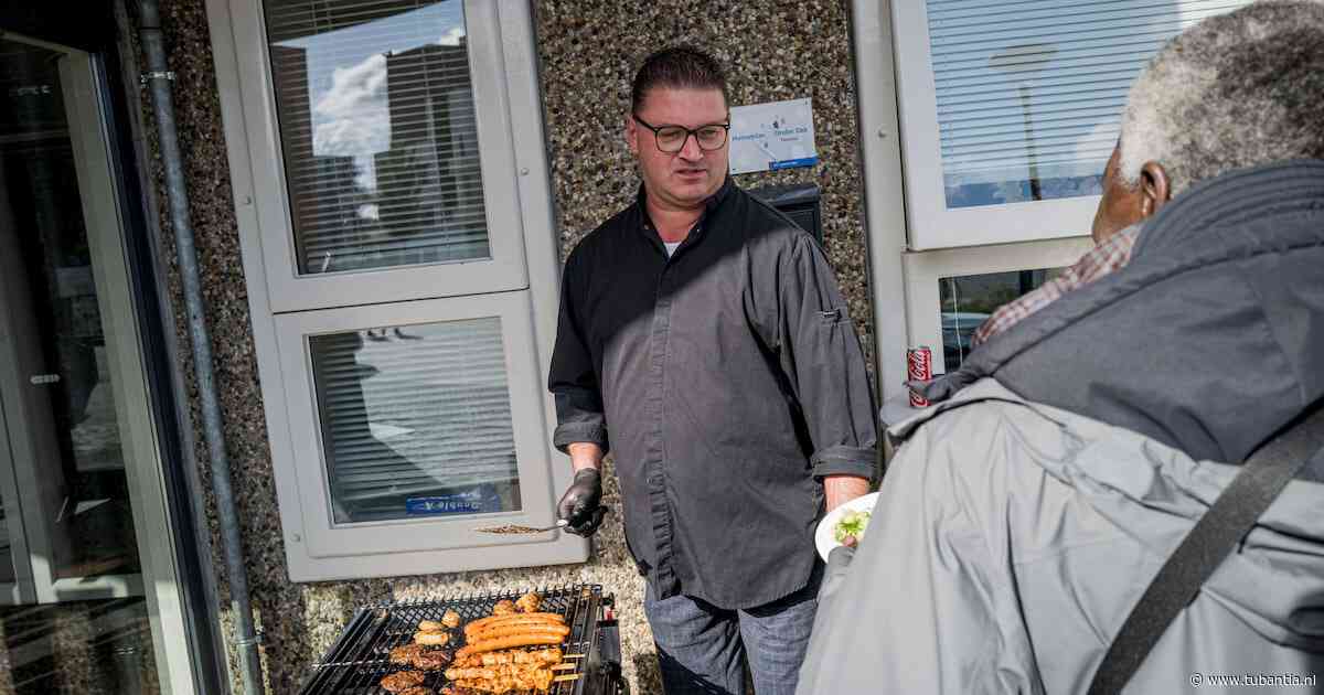 Barbecue voor dakloze mensen in Enschede: wat houdt hen bezig?