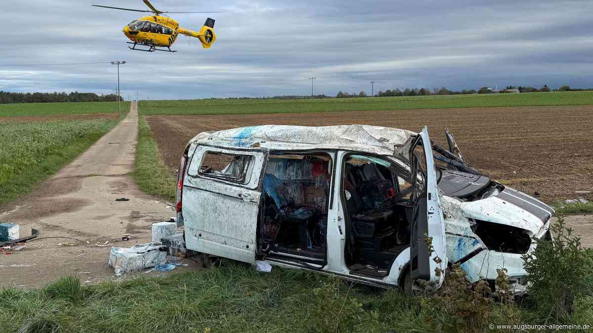 Unfall auf B30: Rettungskräfte retten drei Schwerverletzte aus Wrack