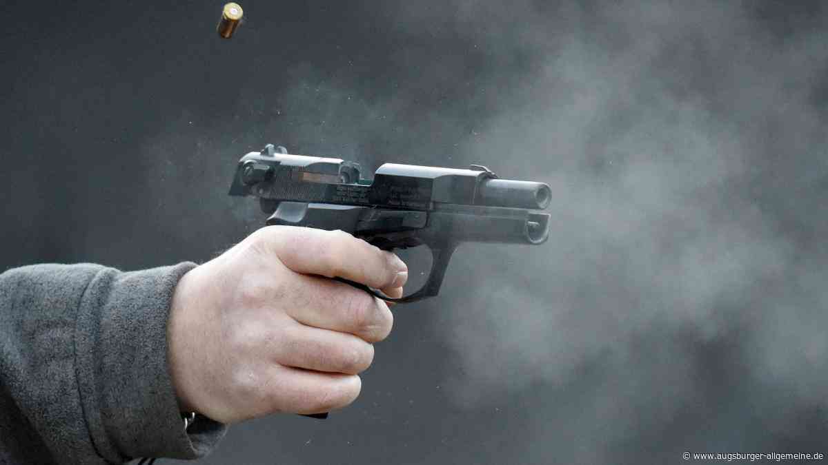 In einem 24-Stunden-Kiosk: 22-Jähriger bedroht Frau mit einer Waffe
