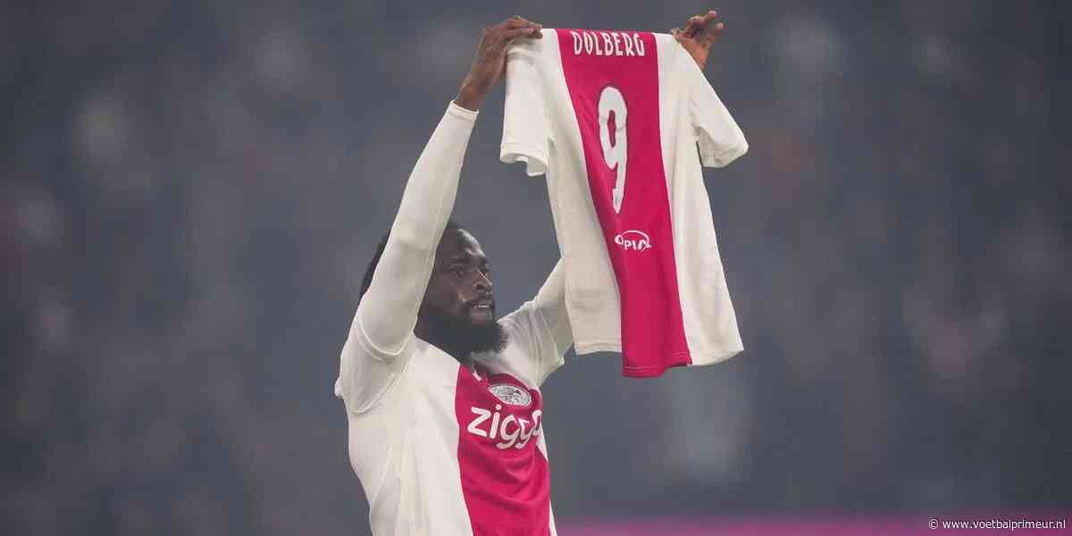 Prachtig gebaar van Tolu na Ajax-goal: spits steekt ploeggenoot hart onder de riem