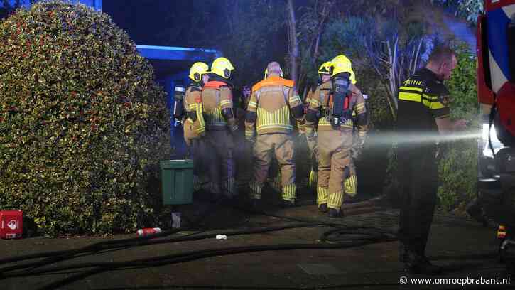 Hoogbejaarde vrouw uit brandend huis gered