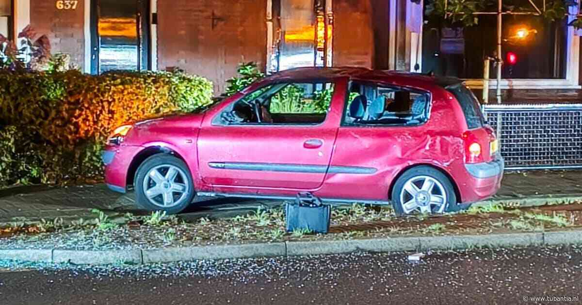 Auto slaat over de kop in Enschede, bestuurder gewond