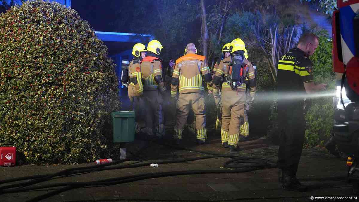 Hoogbejaarde vrouw vast in brandend huis en wordt gered door brandweer