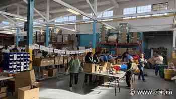 Top Toronto mayoral candidates attend food bank’s annual Thanksgiving sort