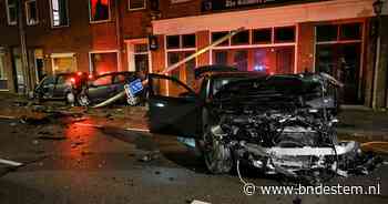 Duitse huurauto botst tegen geparkeerde wagens in Tilburg: grote ravage, drie mannen vluchten