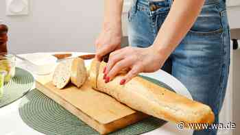 Verblüffender Haushalts-Lifehack: Das passiert, wenn Sie feuchtes Weißbrot auf Rote-Bete-Flecken legen