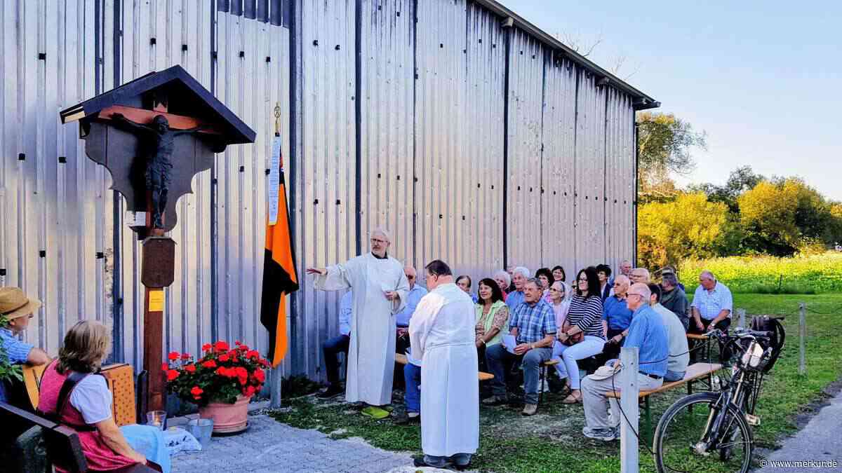 Kolpingkreuz gerettet: Familie baut Wegkreuz gegenüber ihrem Hof auf