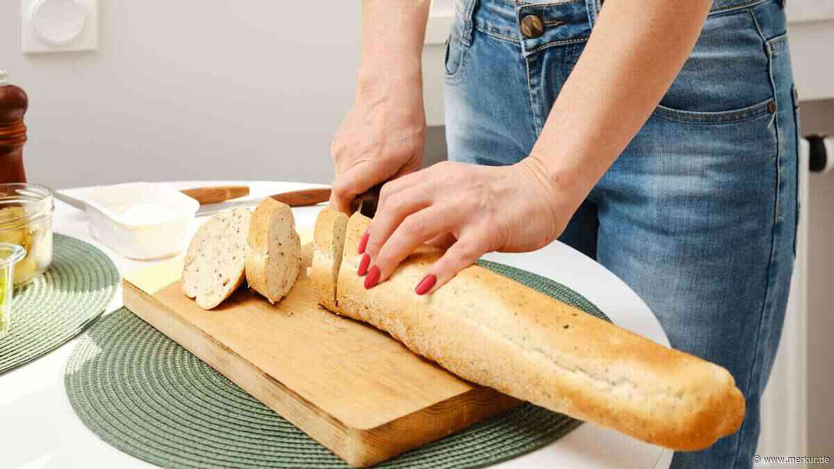 Verblüffender Haushalts-Lifehack: Das passiert, wenn Sie feuchtes Weißbrot auf Rote-Bete-Flecken legen