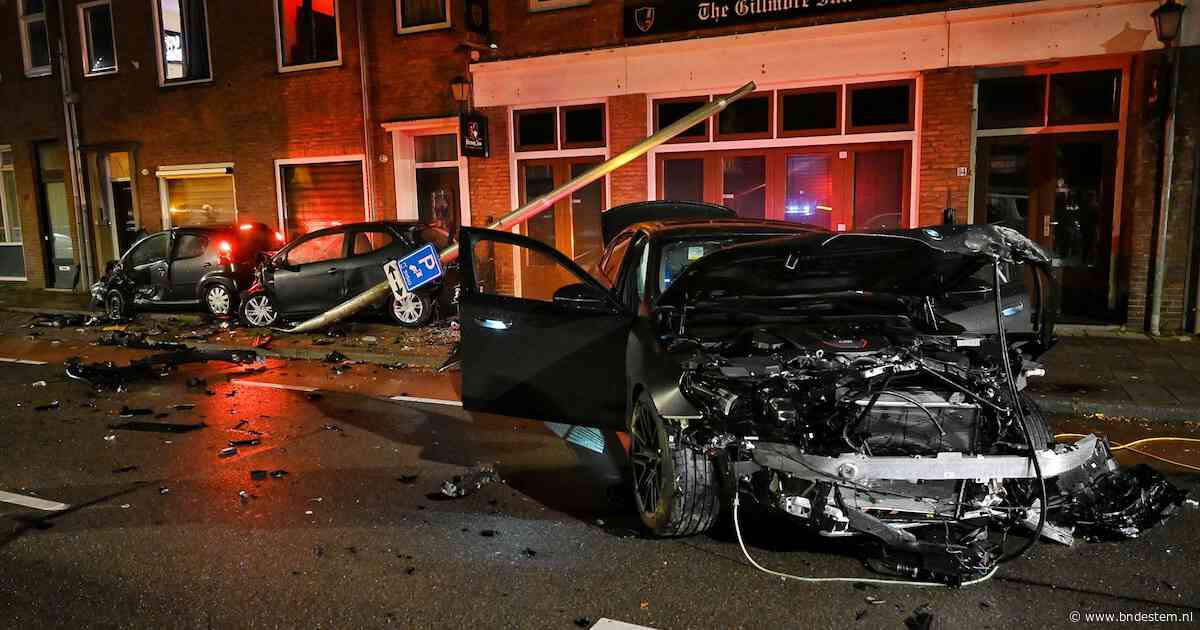 Duitse huurauto botst tegen geparkeerde wagens op Bredaseweg: grote ravage, drie mannen vluchten