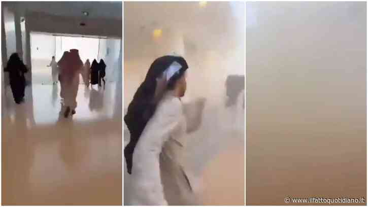 Il fumo e le persone in fuga dopo l’attacco all’aeroporto di Riad
