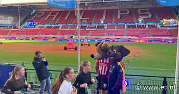 LIVE Marathon Eindhoven | Duizenden lopers onderweg op hele marathon, Phoxy moedigt deelnemers aan in PSV Stadion
