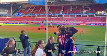 LIVE Marathon Eindhoven | Duizenden lopers onderweg op hele marathon, Phoxy moedigt deelnemers aan in PSV Stadion