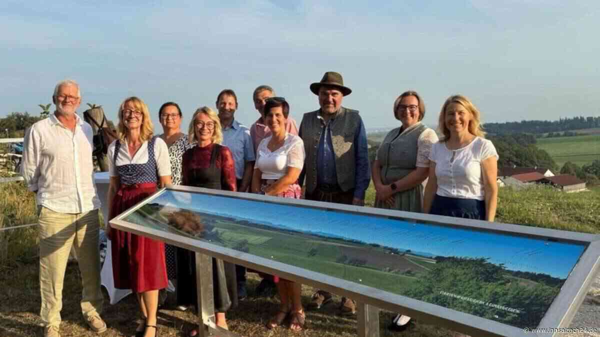 Alpenblick und Gipfelwissen für alle: Lohkirchens Gartenbauer weihen neue Panoramatafel ein