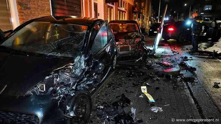 Geparkeerde auto's worden tegen huis en café geramd door gecrashte BMW
