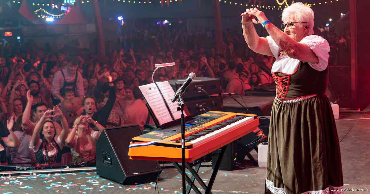 Van ‘trillende vingers’ op de Zwarte Cross tot topact op Oktoberfest in Elst: Orgel Joke (77) krijg je niet meer van haar stuk