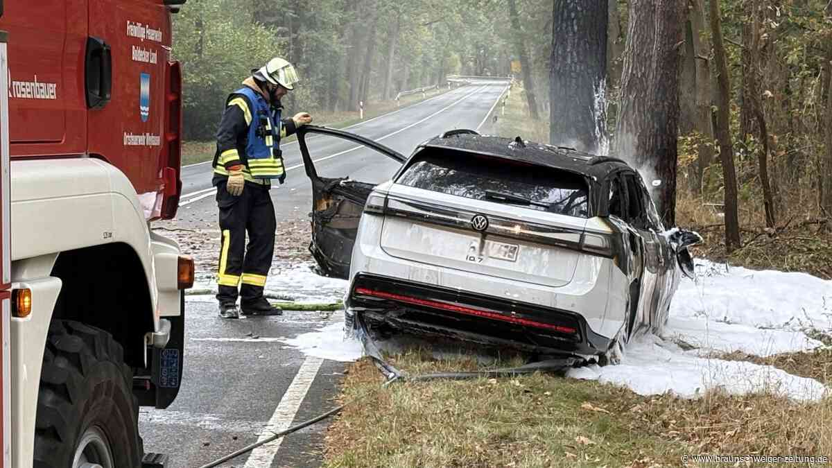Polizei Gifhorn: Wolfsburgerin stirbt nach Unfall auf B248 in brennendem E-Auto