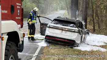 Polizei Gifhorn: Wolfsburgerin stirbt nach Unfall auf B248 in brennendem E-Auto