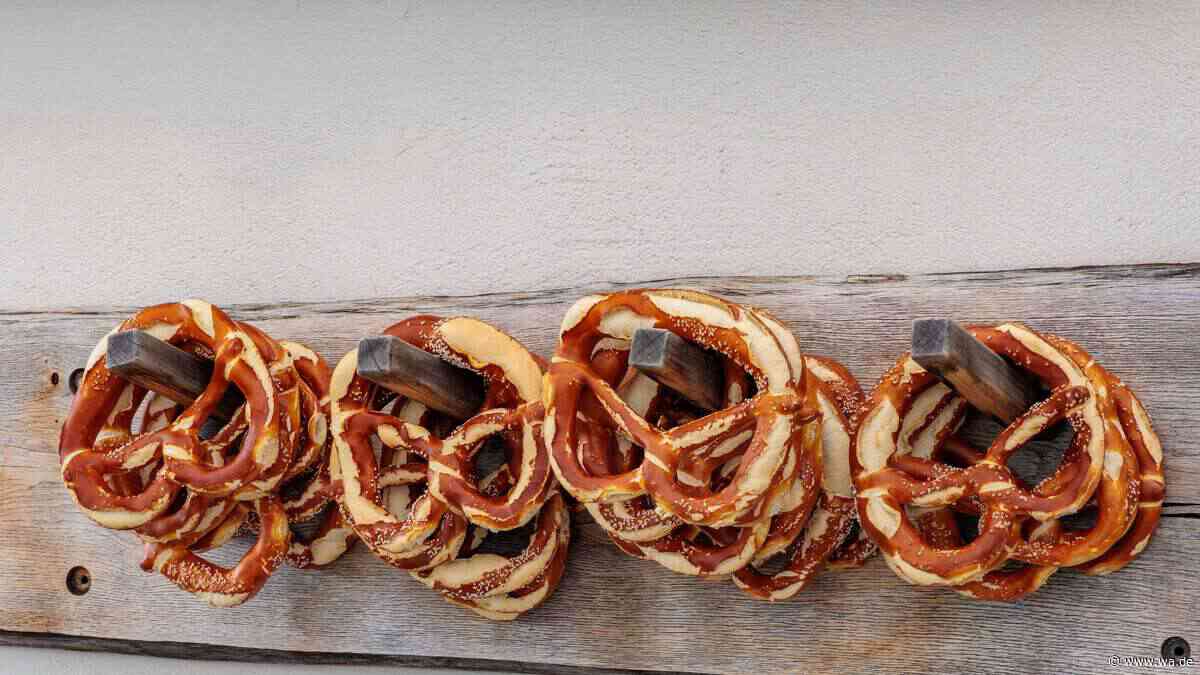 Nicht in den Müll: Warum Sie altbackene Brezen zu diesem bayerischen Salat verarbeiten sollten
