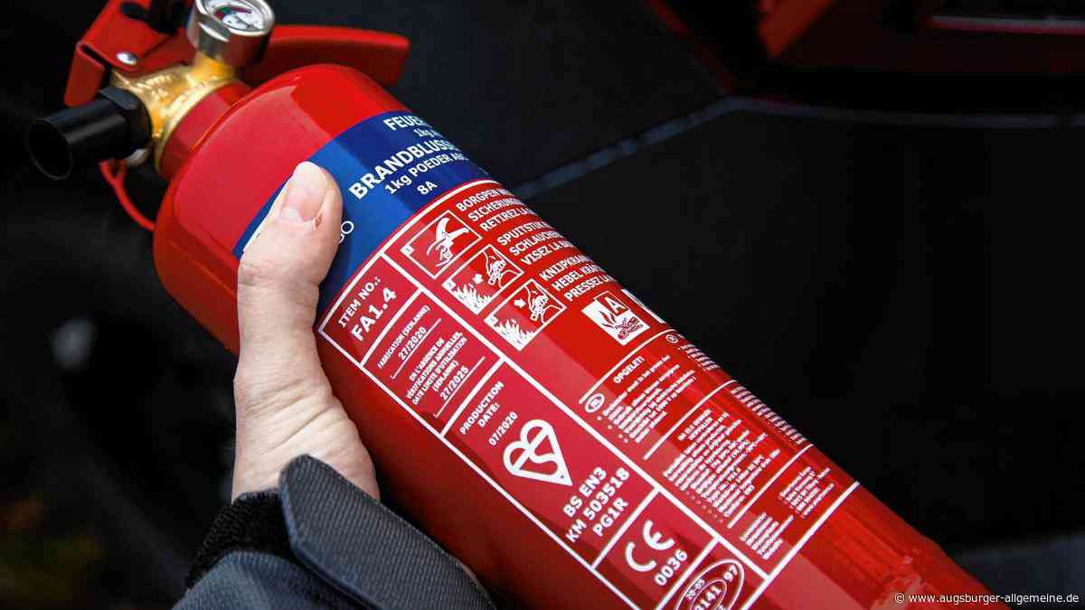 Feuerlöscher in Neu-Ulm entwendet und verwendet: Polizei sucht Zeugen