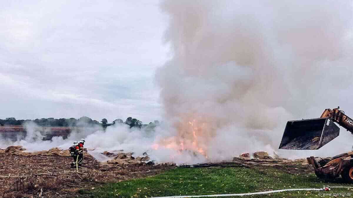Anhänger mit Strohballen brennt: Landwirt kuppelt ihn rechtzeitig ab