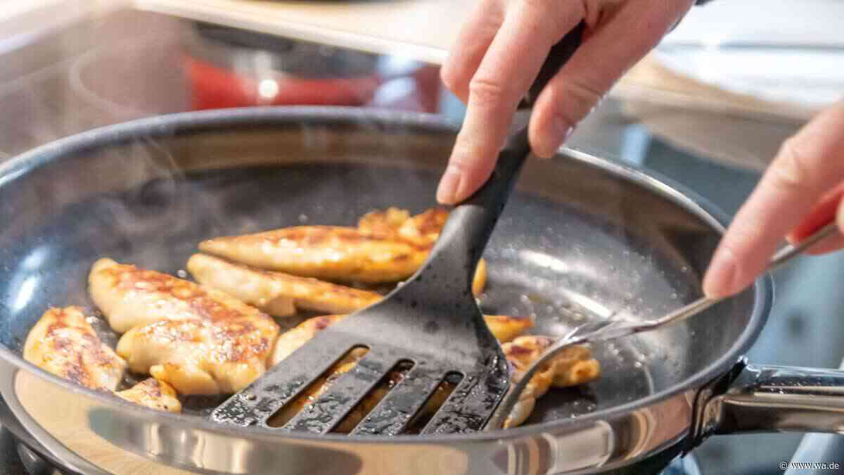 Weißer Schaum in der Pfanne: Dieser Irrglaube beim Hähnchenbraten hält sich hartnäckig