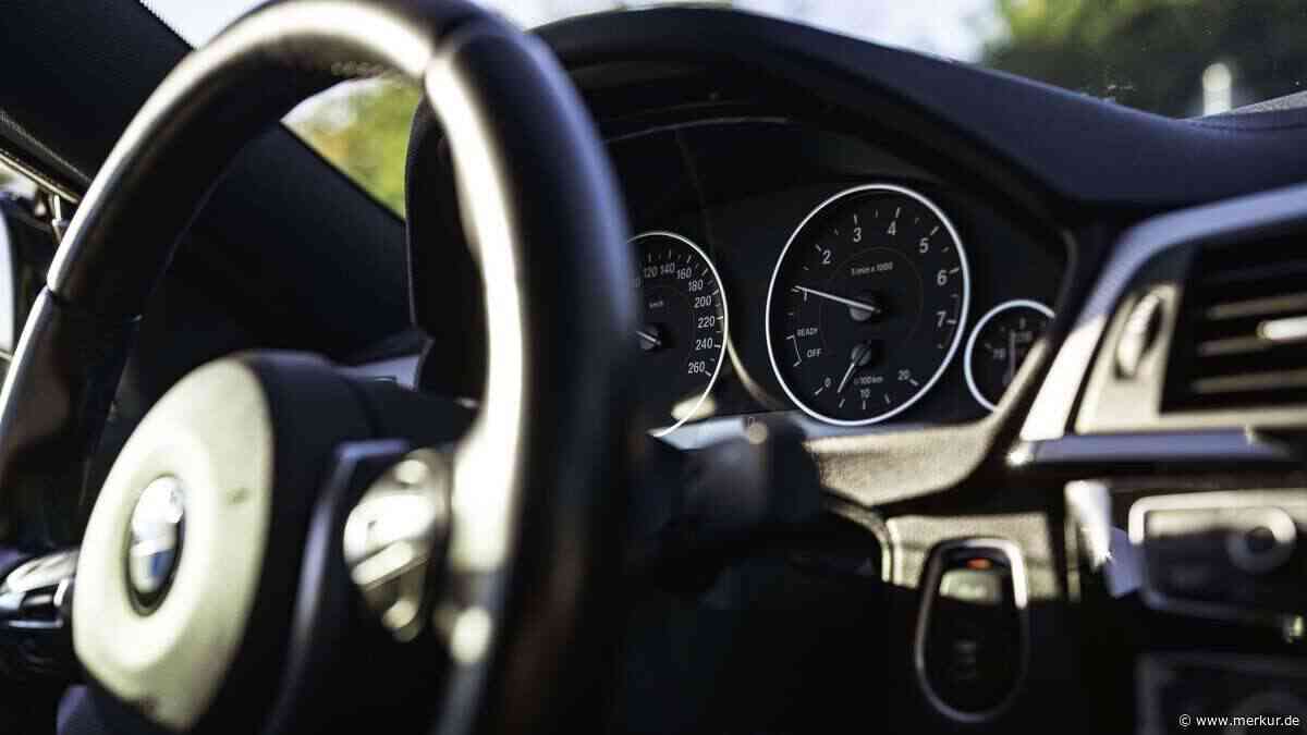 BMW überschlägt sich bei Unfall: Fahranfänger (19) verletzt – Polizei vermutet, dass er abgelenkt war