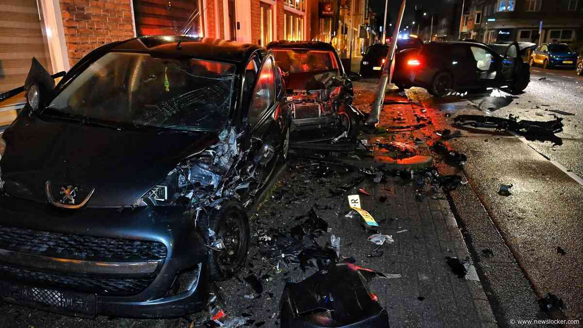 Geparkeerde auto’s tegen woning en café geslingerd na harde botsing in Tilburg