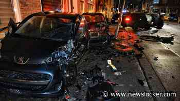 Geparkeerde auto’s tegen woning en café geslingerd na harde botsing in Tilburg
