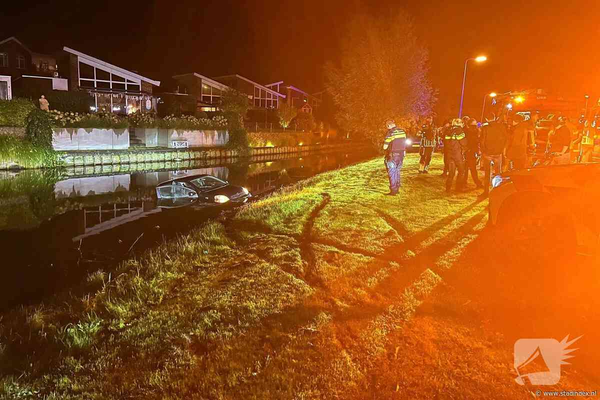 Auto komt in Urker singel terecht, inzittenden blijven ongedeerd