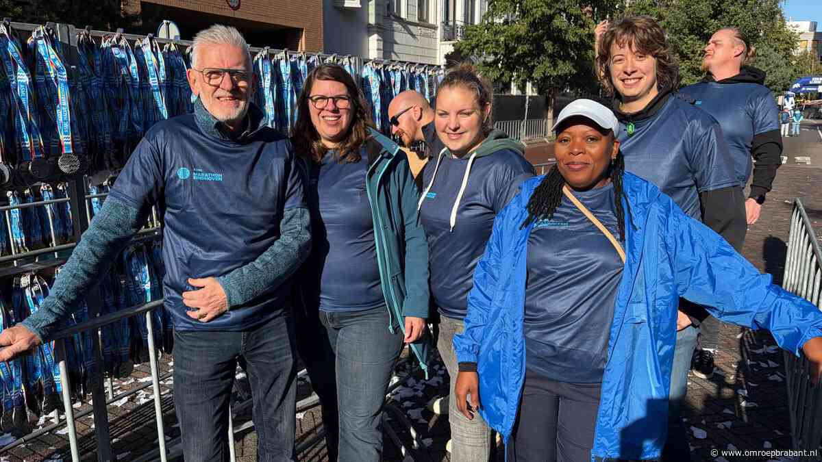 Vrijwilligers delen medailles uit aan hardlopers: ‘Komen soms kotsend aan’