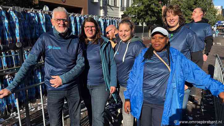 Vrijwilligers delen medailles uit aan hardlopers: ‘Komen soms kotsend aan’