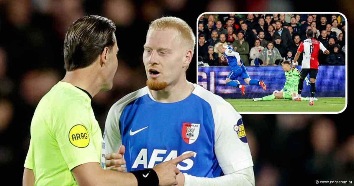 Scheidsrechtersbaas na 21 VAR-herhalingen bij Feyenoord-AZ: ‘Snap dat hij naar scherm wordt geroepen’