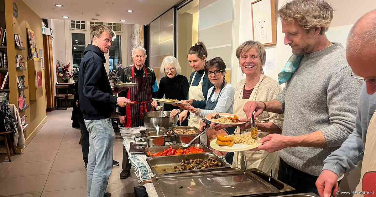 ‘Je komt alleen binnen, maar zit zo met vrienden aan tafel’: zo brengt BuurtBuik Amsterdam-Oost buurtbewoners samen