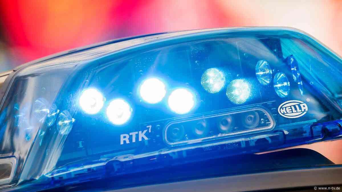 Helfer mit Flasche angegriffen: Mann beleidigt Kinder rassistisch - Augenzeuge greift ein