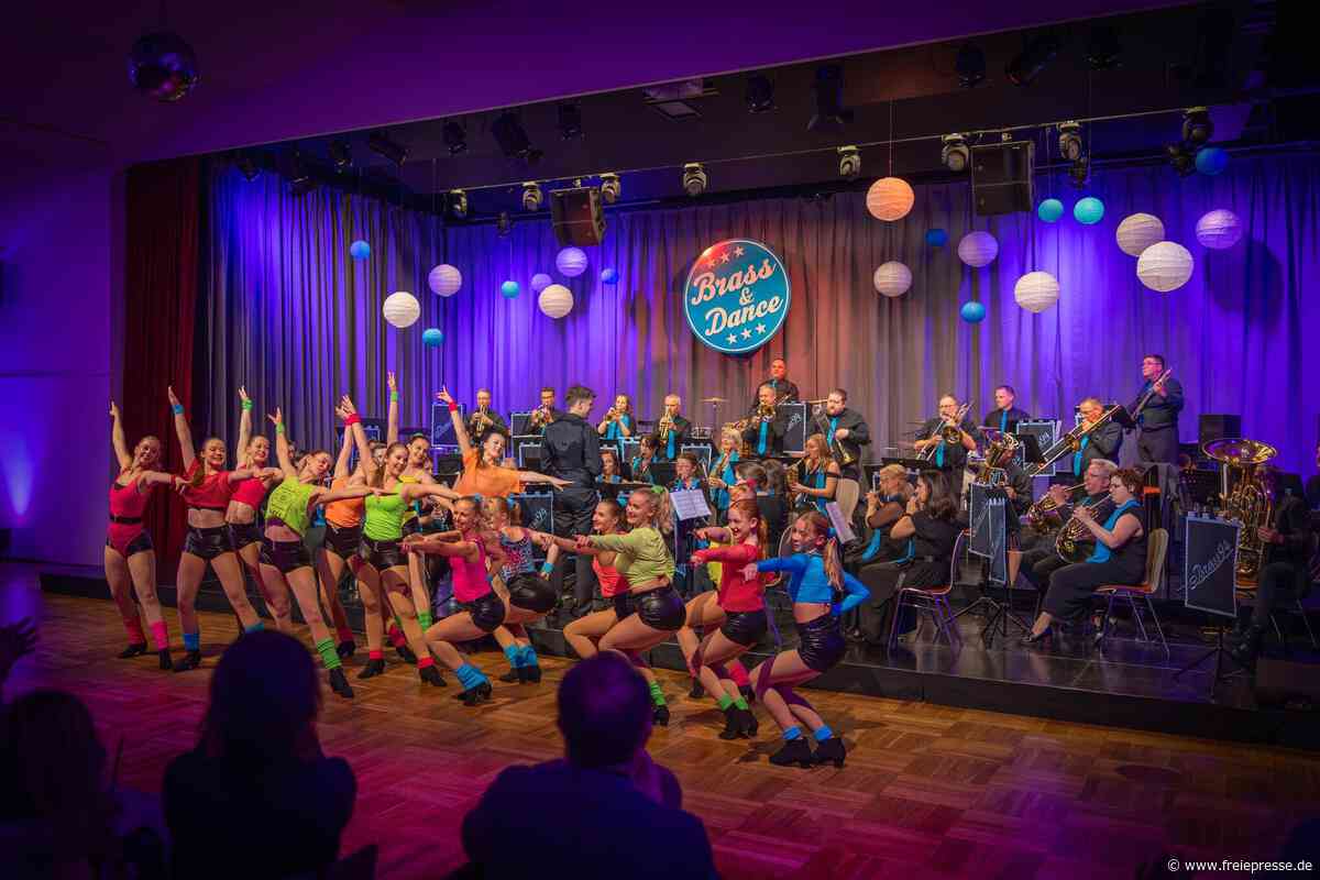 Tänzerinnen aus dem Erzgebirge zeigen im „Volkshaus“ ihr Können zu Live-Musik