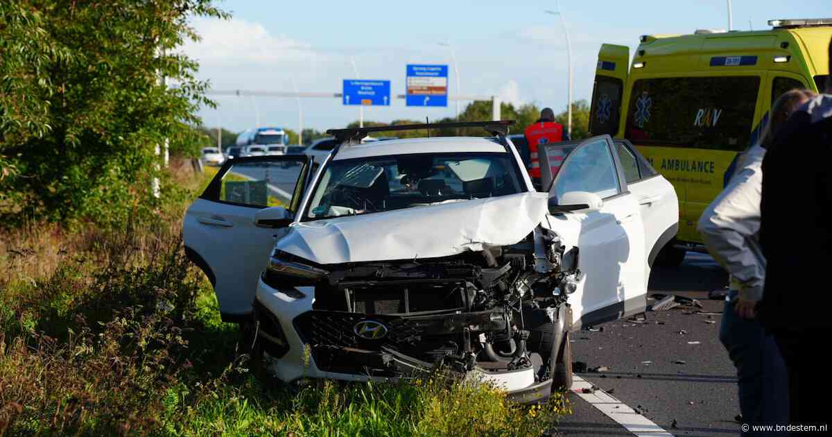 Auto’s botsen in file vlak voor afslag naar de Efteling, vier inzittenden raken gewond