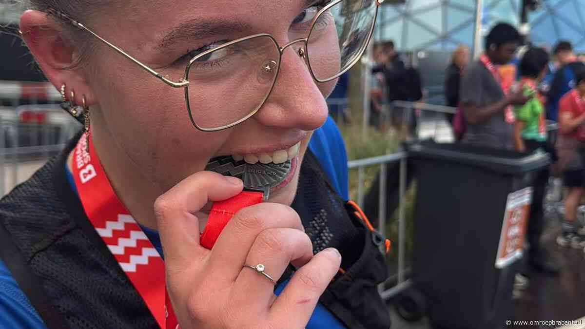 Lieke brak twee benen, maar waggelde toch naar de finish in Eindhoven