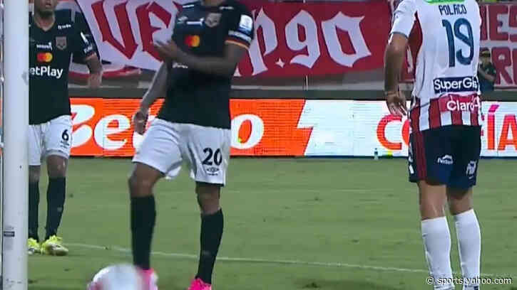 In the six-yard box, no keeper! Striker's unbelievable miss in 🇨🇴