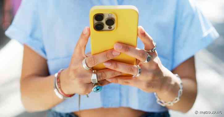 Texting ‘Sorry just seen this’ is actually rude, according to etiquette experts