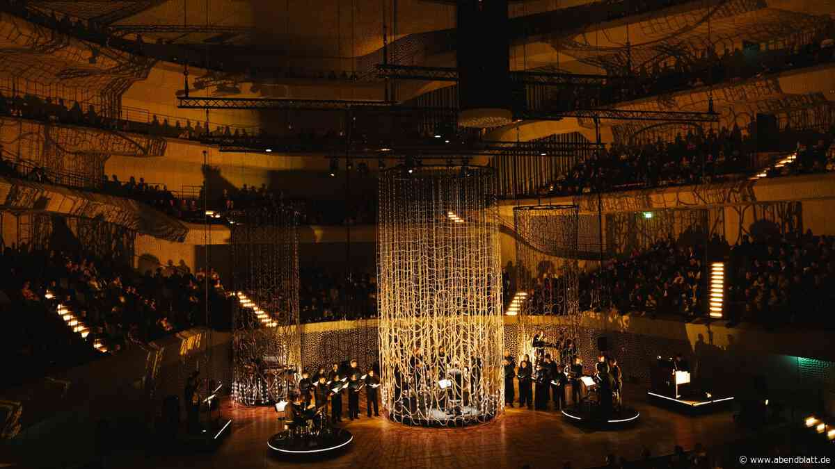 „Obsession“ in der Elbphilharmonie: Sogar an den Musikern hingen Lichterketten