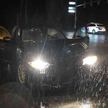 Twee auto's botsen op kruising in Zwolle
